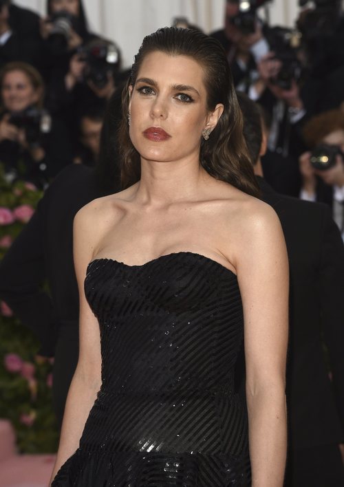Carlota Casiraghi y su peinado efecto mojado para la MET Gala 2019