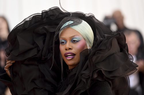 Laverne Cox con maquillaje muy colorido en la MET Gala 2019
