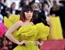 Charli XCX con ojos ahumados rojos y mechas californianas en la MET Gala 2019