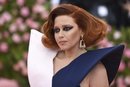 Natasha Lyonne aparece en la MET Gala 2019 con un mono bicolor asimétrico