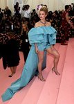 Lili Reinhart con un vestido azul con volantes y cola en la MET Gala 2019