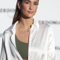 María Pombo con melena efecto mojado en el desfile de Calzedonia en Ibiza