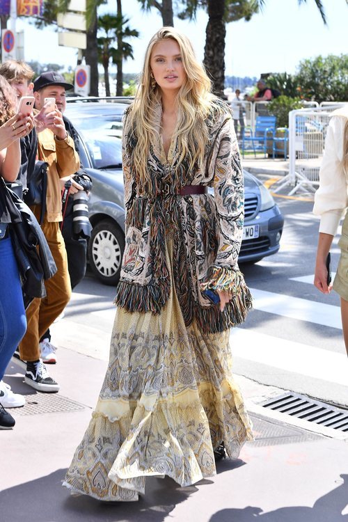 Romee Strijd con 'beach waves' en el Festival de Cine de Cannes 2019