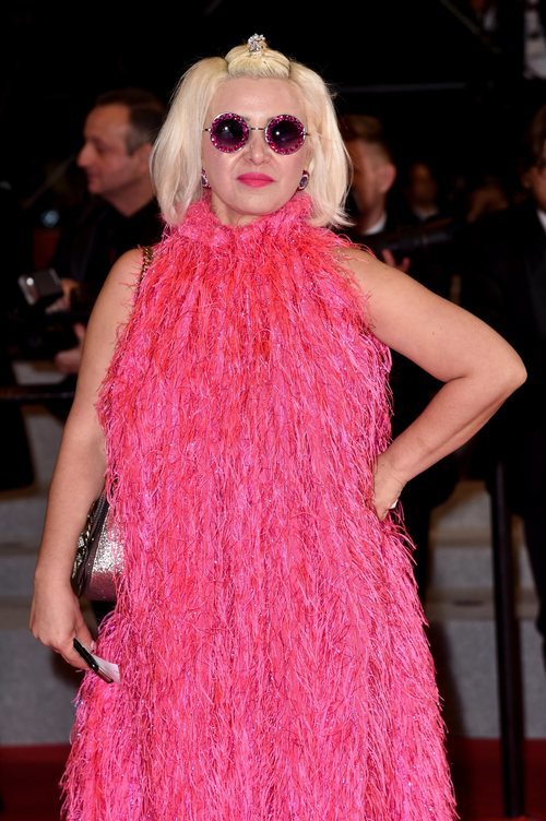 Karine Teles de rosa en el Festival de Cannes 2019
