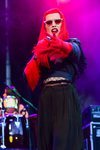 Vinila von Bismark apuesta por el rojo en un concierto en San Isidro
