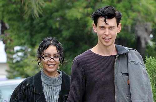 Vanessa Hudgens con su pareja Austin Butler por Los Ángeles