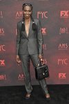Adina Porter con recogido de trenzas en la premier de AHS