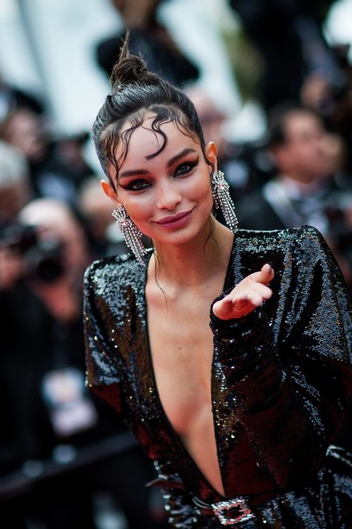 Luma Grothe con recogido engominado en la premier de 'Once Upon a Time in Hollywood'