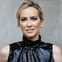 Kirá Miró con un beauty look muy sencillo en la premiere de la película 'La estrategia del pequinés'