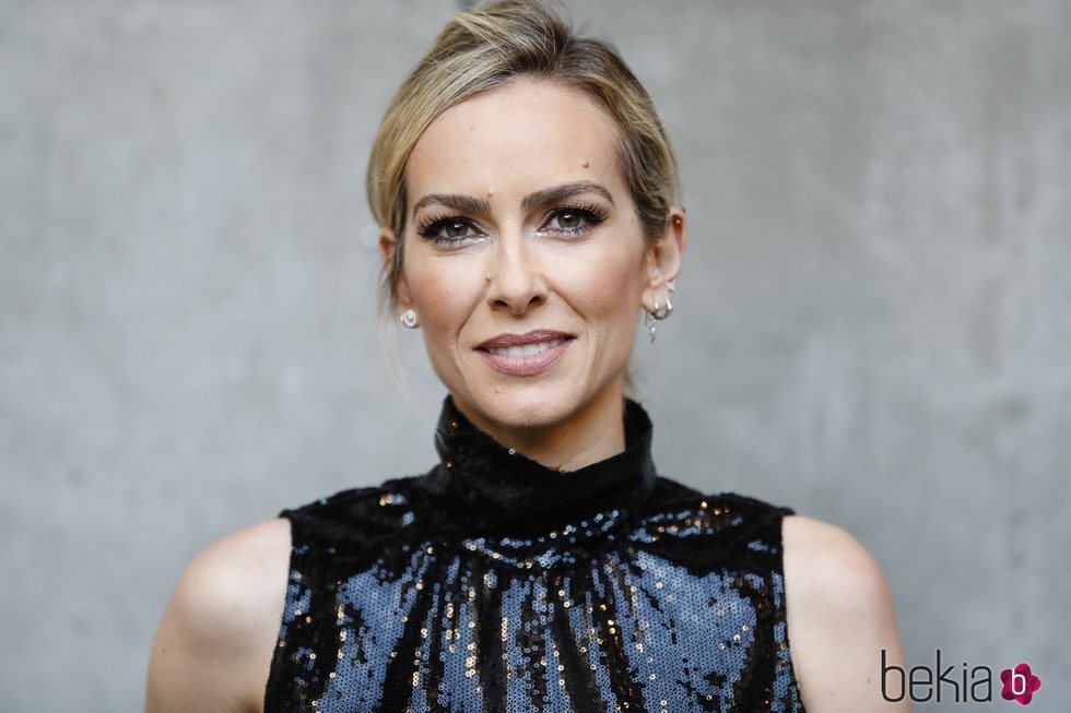 Kirá Miró con un beauty look muy sencillo en la premiere de la película 'La estrategia del pequinés'