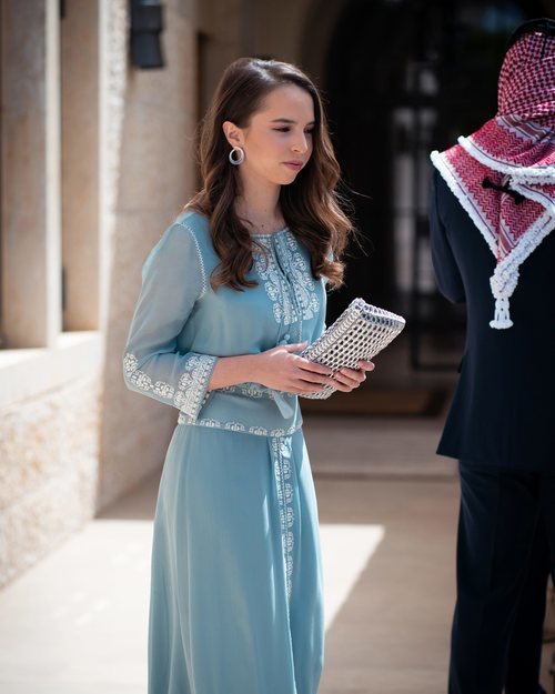 La Princesa Salma de Jordania con un vestido de gasa en tonos azules en el día de la Independencia de su país