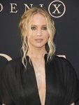 Jennifer Lawrence con sombras doradas en la premier de 'Dark Phoenix'