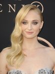 Sophie Turner con ondas al agua en la premier de 'Dark Phoenix'
