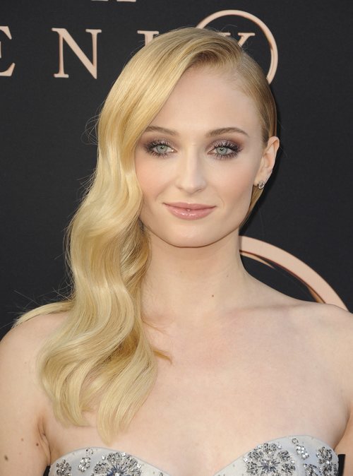 Sophie Turner con ondas al agua en la premier de 'Dark Phoenix'