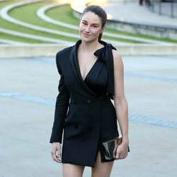 Shailene Woodley con sombras naranja flúor en los premios CFDA 2019