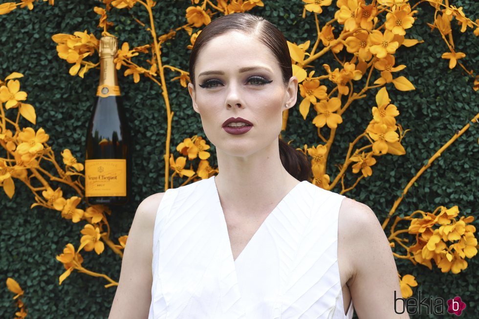 Coco Rocha con eyeliner negro y labios burdeos en el Veuve Clicquot PoloClassic