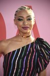 Tati Gabrielle con maquillaje multicolor en los premios CFDA 2019