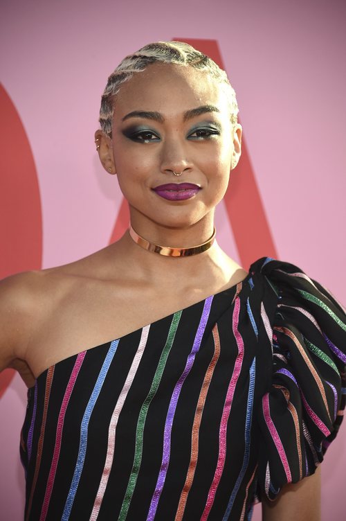Tati Gabrielle con maquillaje multicolor en los premios CFDA 2019
