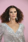 Brooke Shields con pelo rizado en los CFDA Fashion Awards 2019