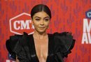 Sarah Hyland con beauty look impecable en los CMT Music Awards 2019