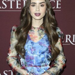 Lily Collins con un make up en tonos burdeos en el Photocall de 'Los Miserables' en Los Ángeles