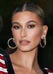Hailey Baldwin con un make up muy natural en el desfile de Ives Saint Laurent