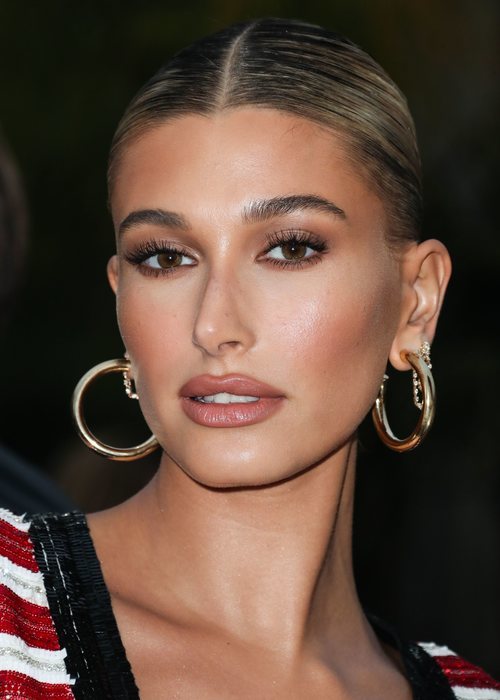Hailey Baldwin con un make up muy natural en el desfile de Ives Saint Laurent