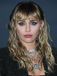 Miley Cyrus con eye-liner azul en el fashion show de Yves Saint Laurent en Malibú