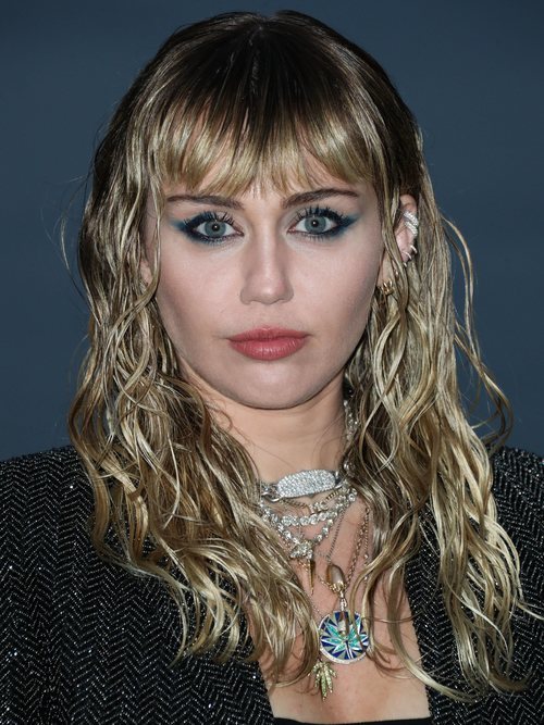 Miley Cyrus con eye-liner azul en el fashion show de Yves Saint Laurent en Malibú