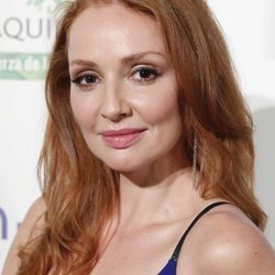 Cristina Castaño presenta la nueva Guía de Aquilea con un beauty look informal