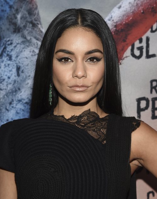Vanessa Hudgens en la premiere de la película 'The Dead Don't Die' con un black total look