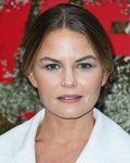 Jennifer Morrison en el photocall de InStyle Max Mara 2019 con un make up en tonos azules