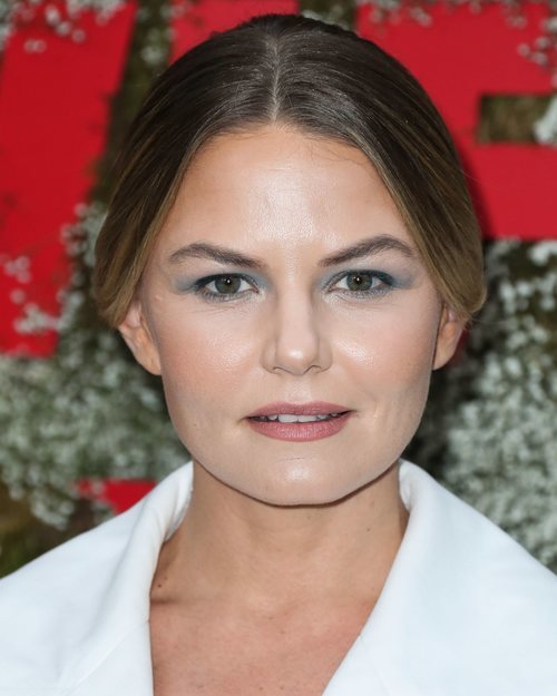 Jennifer Morrison en el photocall de InStyle Max Mara 2019 con un make up en tonos azules