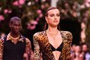 Irina Shayk desfila para Versace en la Milán Fashion Week 2019