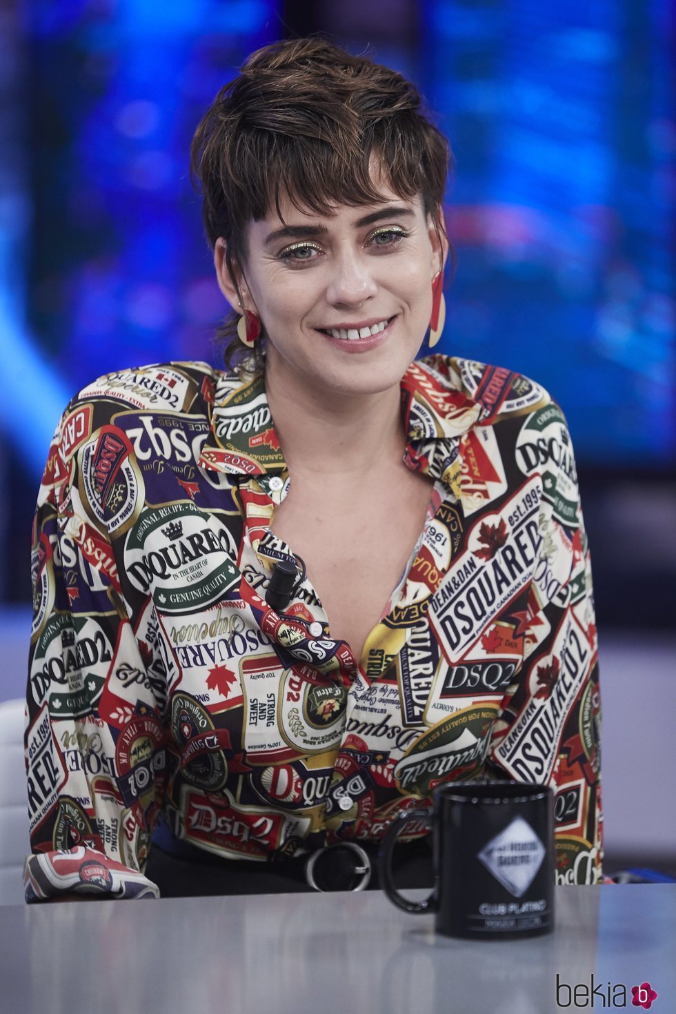 María León con camisa de Dsquared2 y eye-liner dorado en el Hormiguero