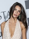 Emily Ratajkowski con un vestido nude y maquillaje natural en una fiesta en el Puerto de Debilly, París