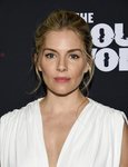 Sienna Miller en la premiere de 'The loudest voice' en Nueva York con vestido griego