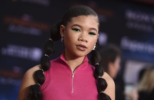 Storm Reid con coletas burbuja y delineado verde flúor en la premiere de 'Spider-man: Lejos de casa', en Los Ángeles