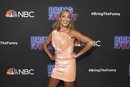 Amanda Seales con vestido palabra de honor coral en la premiere de 'Bring the Funny', en Los ángeles