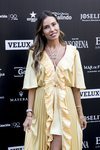 Marta Carriedo con vestido amarillo fluido en el 20 aniversario de la revista Fuera de Serie