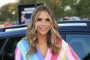 Rossana Zanetti con ondas surferas y vestido multicolor en el 25 aniversario de la revista GQ