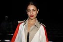 Hiba Abouk con recogido bajo en el desfile de Juan Vidal en la MBFWMadrid 2019