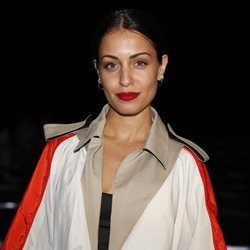 Hiba Abouk con recogido bajo en el desfile de Juan Vidal en la MBFWMadrid 2019