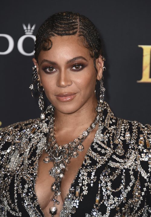 Beyoncé con el pelo trenzado en la premiere de 'El Rey León'