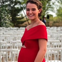 Laura Escanes sonriente y con maquillaje de efecto 'cara lavada' en la boda de Lovely Pepa