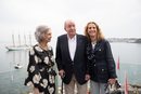 La Reina Sofía en las regatas de Sansenxo con un mono de margaritas y un maquillaje en clave 'cara lavada'