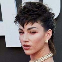 Úrsula Corberó en la presentación de La Casa de Papel con un eyeliner inferior en color rojo