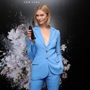 Karlie Kloss como imagen de los perfumes de Carolina Herrera con melena corta