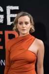 Taylor Schilling con total look en tonos anaranjados en la premiere de 'Orange is the new black'