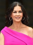 Catherine Zeta-Jones con un beauty look en tonos nude para recoger un premio honorífico de su ciudad natal